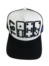 GORRA DE CAMIONERO DOMINOES CON CÓDIGO DE ÁREA 787 PR 100025 BLANCA/NEGRA