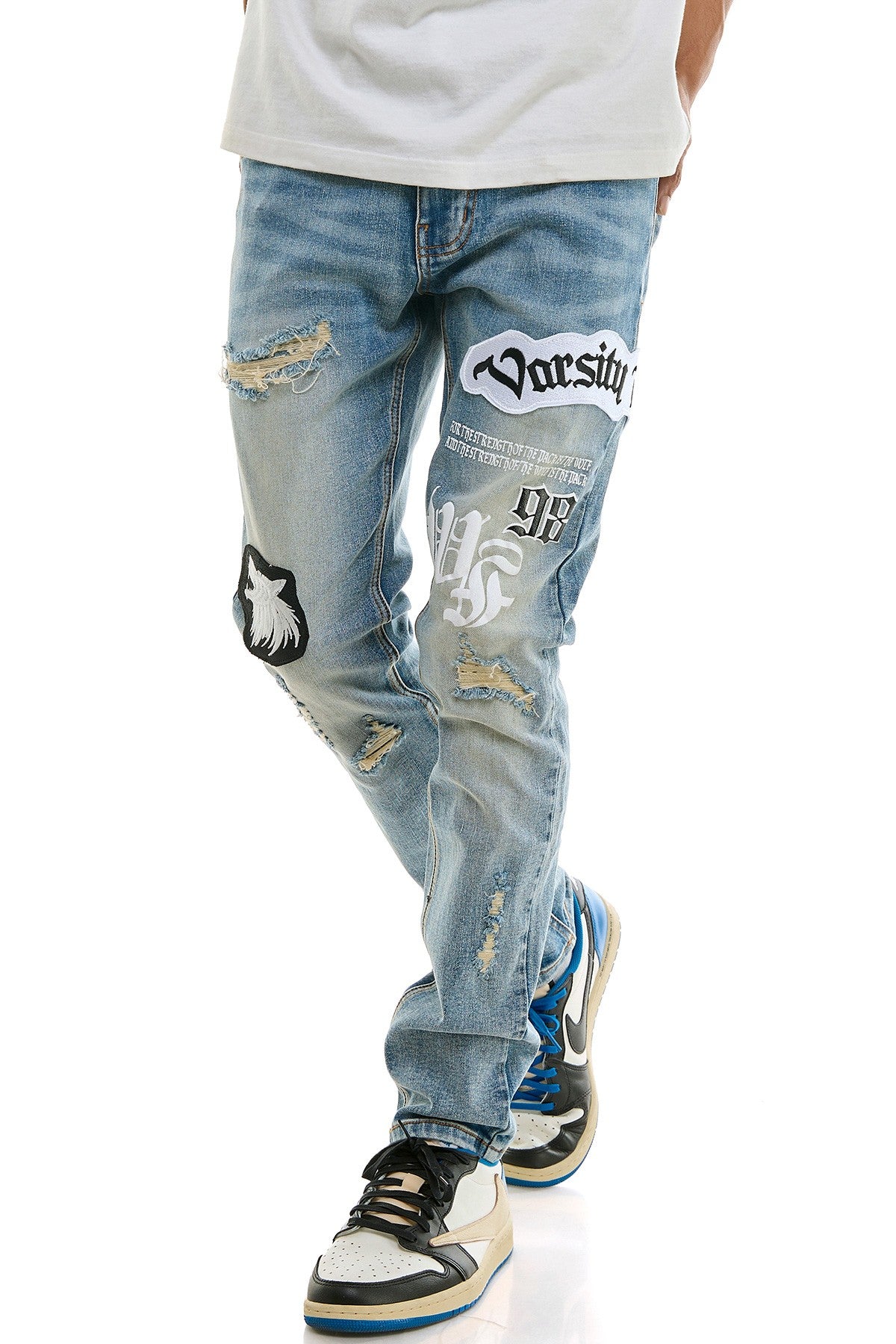 KDNK VARSITY PATCH JEANS KND4807